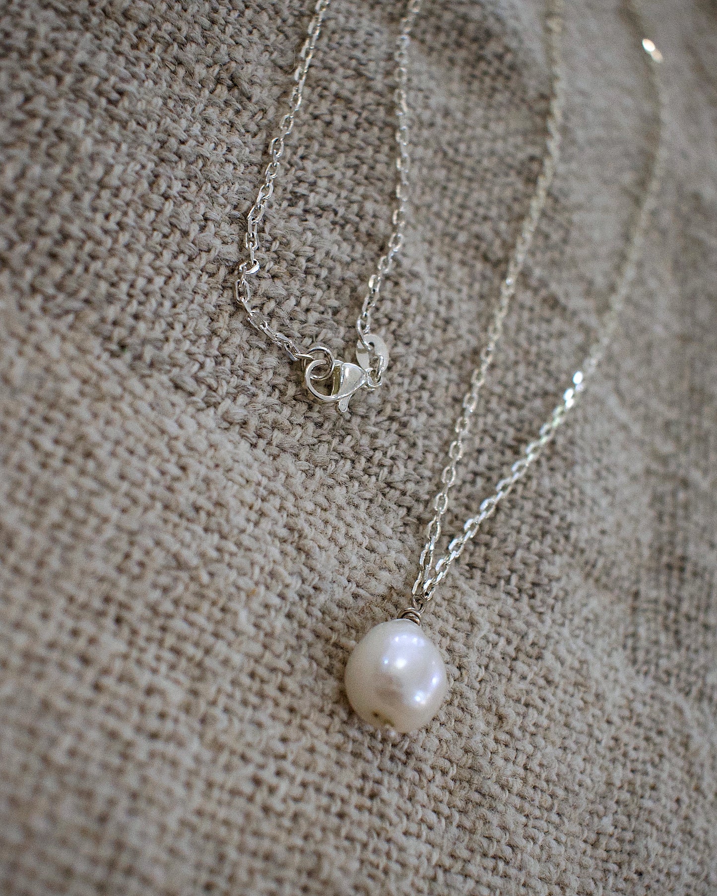 THEO single freshwater pearl necklace
